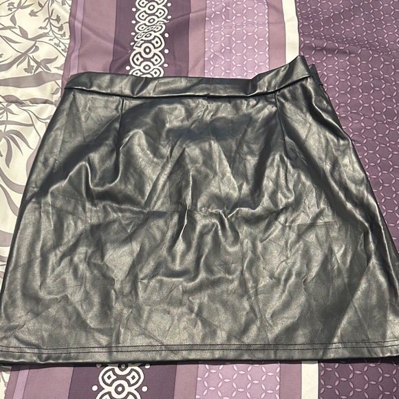 SHEIN Black Faux Leather Pencil Skirt - Picture 2 of 3